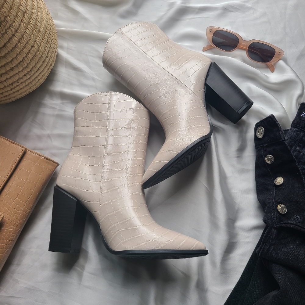 🆕️Neutrally in Love Collection//Ivory croco boot
